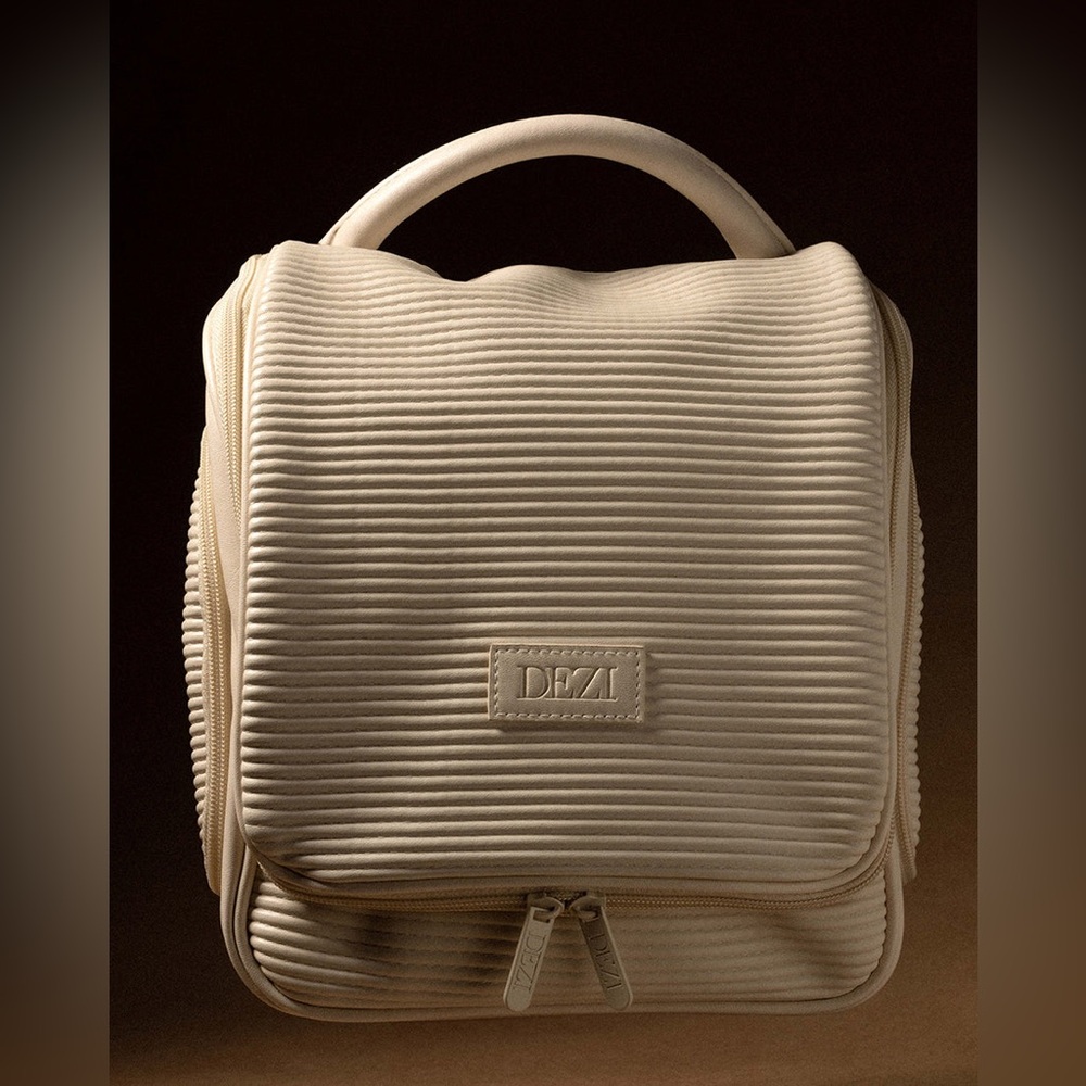 DEZI ——Multi-Purpose Hanging Travel Bag-Brand New